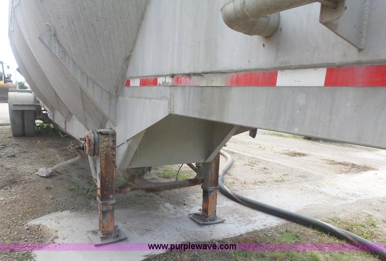 image for item K7117 1987 Boyd Tank 2161 dry bulk trailer