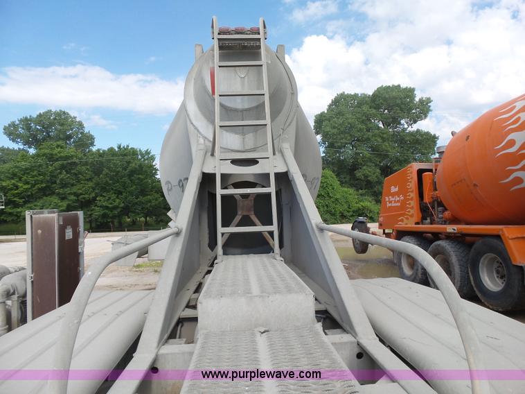 image for item K7117 1987 Boyd Tank 2161 dry bulk trailer