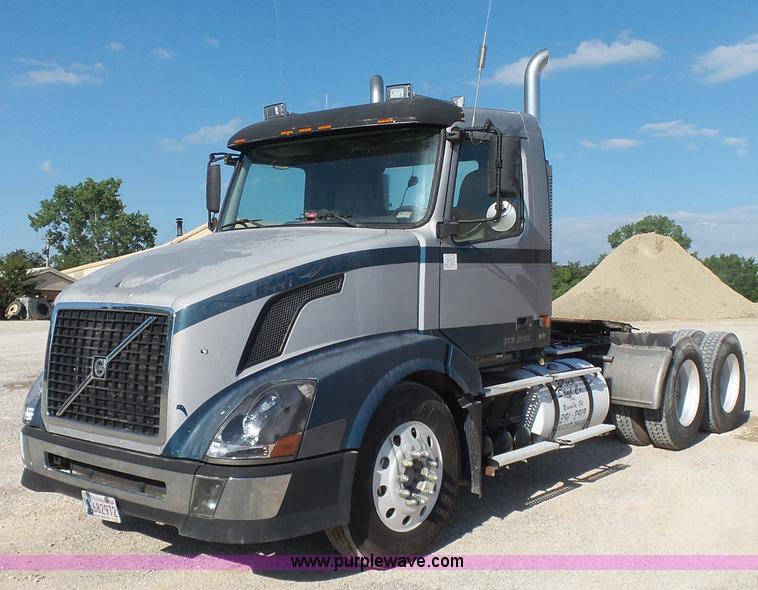 image for item K7118 2006 Volvo VNL semi truck
