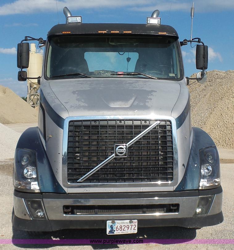 image for item K7118 2006 Volvo VNL semi truck