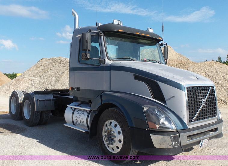 image for item K7118 2006 Volvo VNL semi truck