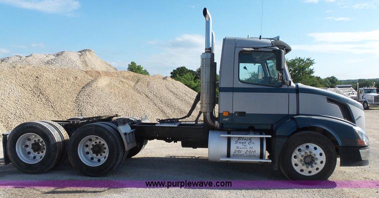 image for item K7118 2006 Volvo VNL semi truck