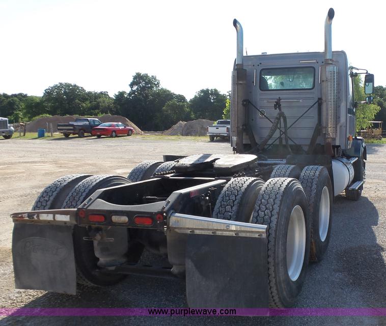 image for item K7118 2006 Volvo VNL semi truck