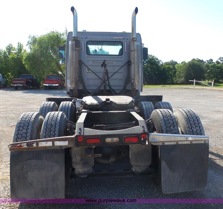 image for item K7118 2006 Volvo VNL semi truck