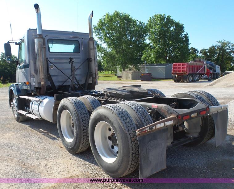 image for item K7118 2006 Volvo VNL semi truck