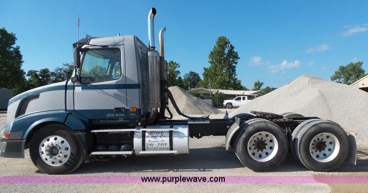 image for item K7118 2006 Volvo VNL semi truck