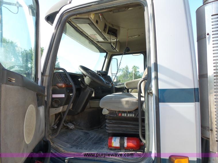 image for item K7118 2006 Volvo VNL semi truck