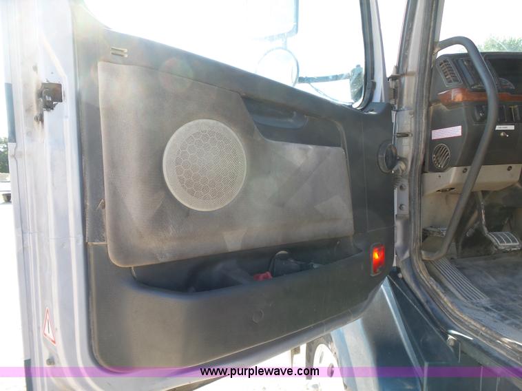 image for item K7118 2006 Volvo VNL semi truck