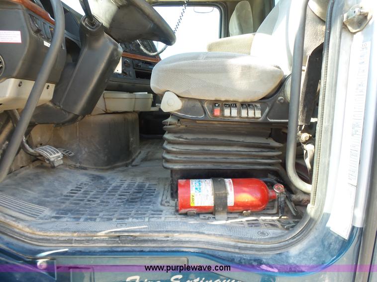 image for item K7118 2006 Volvo VNL semi truck