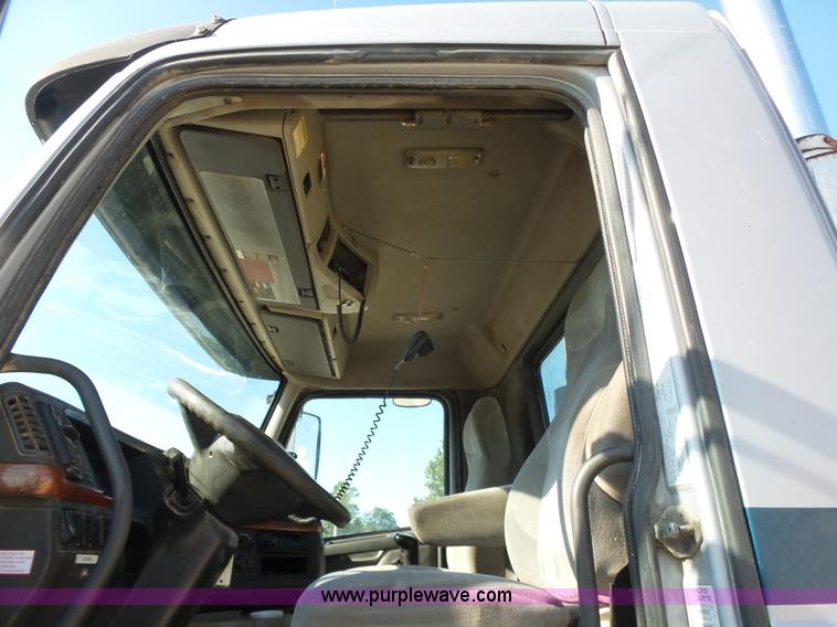 image for item K7118 2006 Volvo VNL semi truck