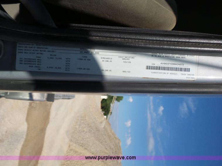 image for item K7118 2006 Volvo VNL semi truck