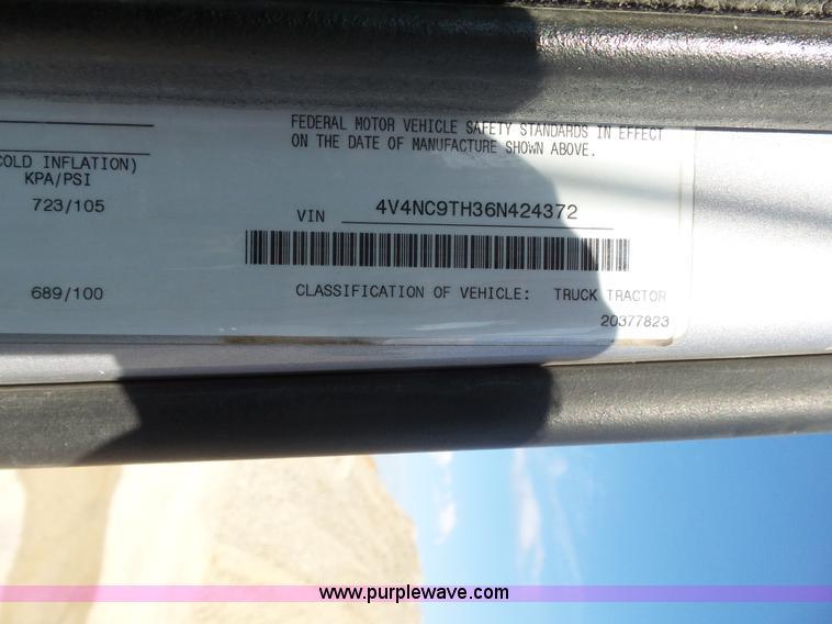 image for item K7118 2006 Volvo VNL semi truck