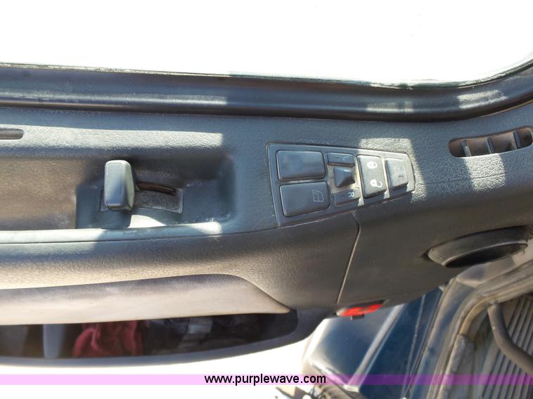 image for item K7118 2006 Volvo VNL semi truck