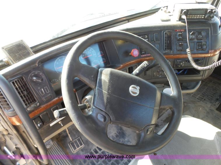 image for item K7118 2006 Volvo VNL semi truck