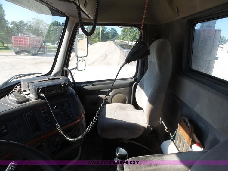 image for item K7118 2006 Volvo VNL semi truck