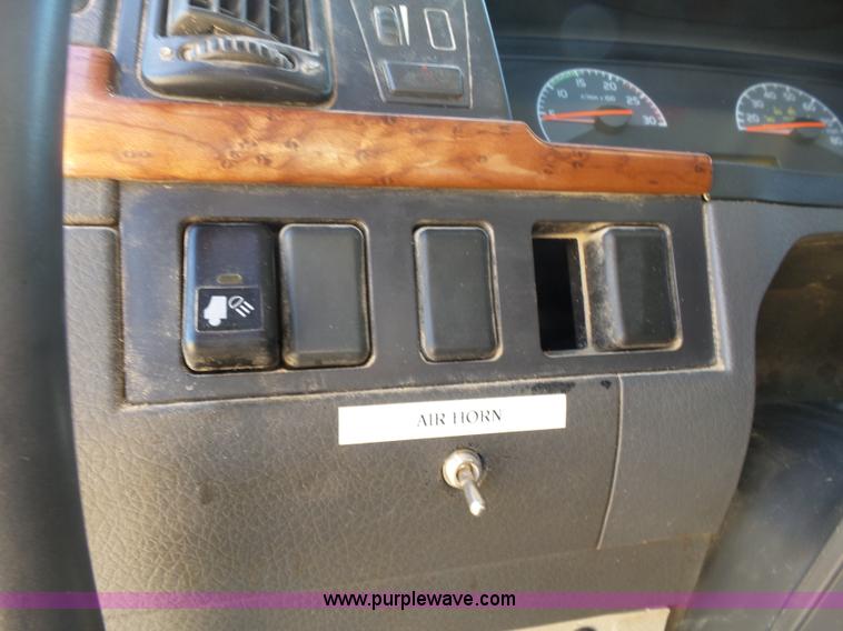 image for item K7118 2006 Volvo VNL semi truck