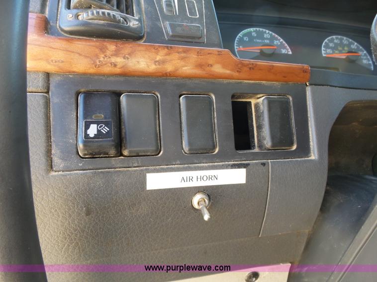 image for item K7118 2006 Volvo VNL semi truck