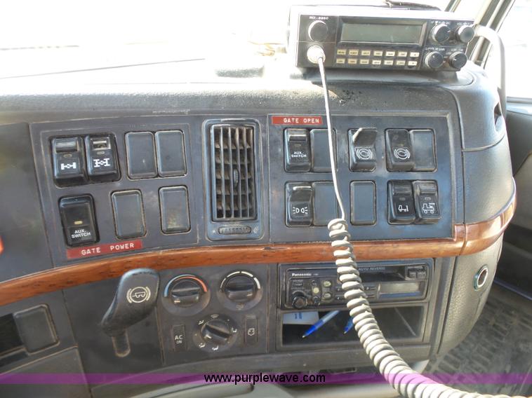 image for item K7118 2006 Volvo VNL semi truck