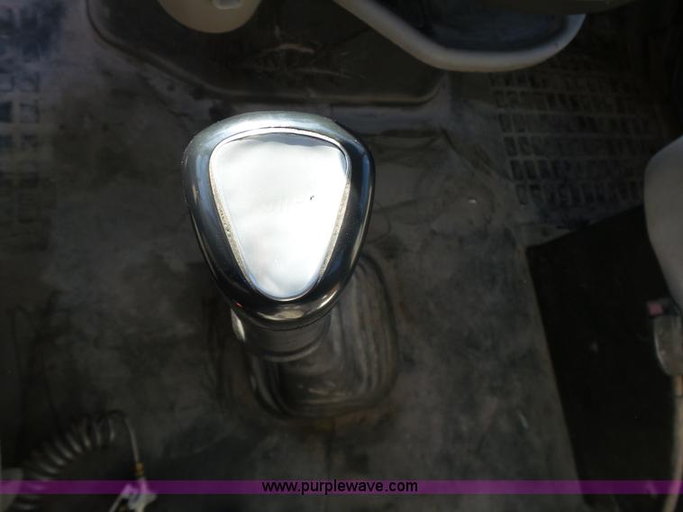 image for item K7118 2006 Volvo VNL semi truck