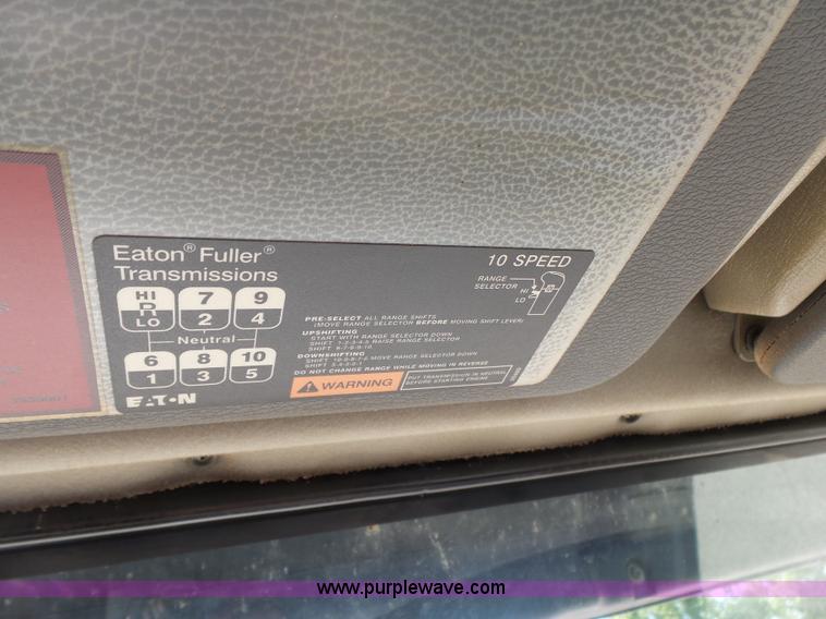 image for item K7118 2006 Volvo VNL semi truck