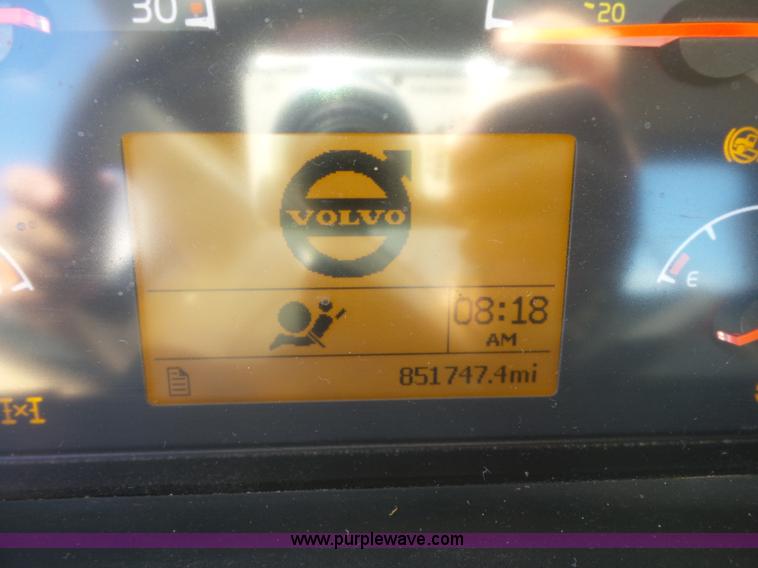 image for item K7118 2006 Volvo VNL semi truck