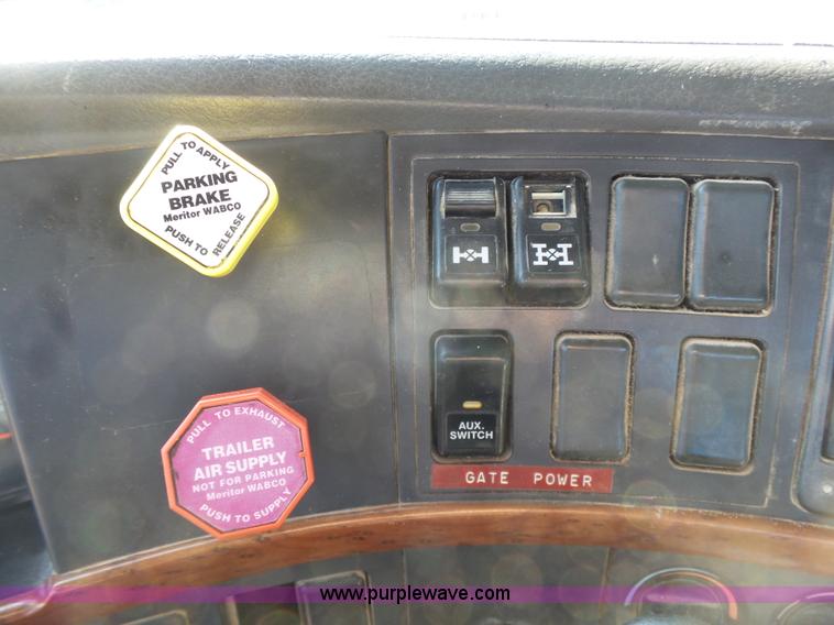 image for item K7118 2006 Volvo VNL semi truck