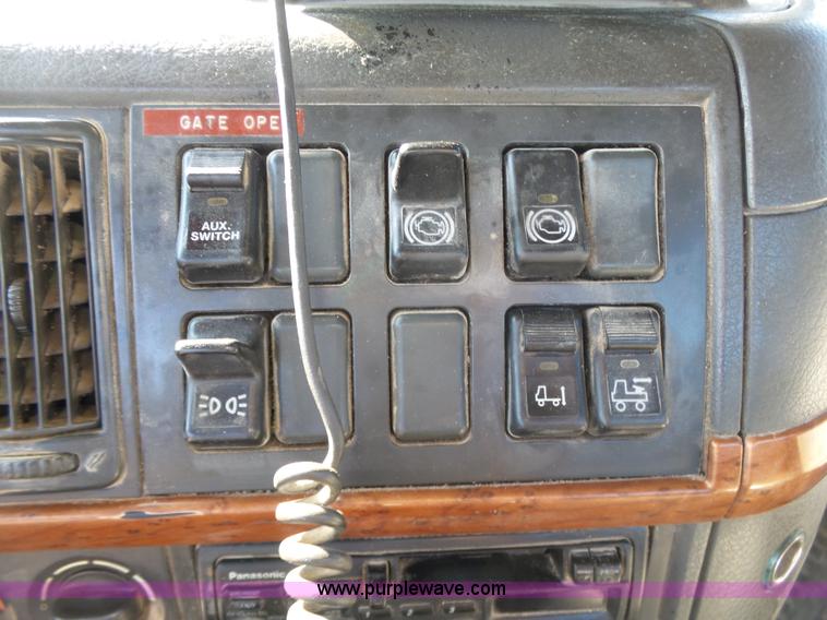 image for item K7118 2006 Volvo VNL semi truck