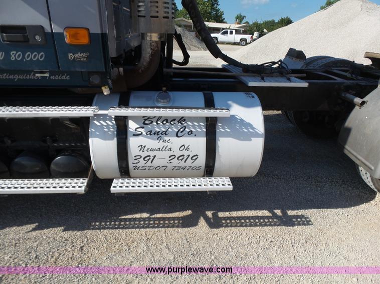 image for item K7118 2006 Volvo VNL semi truck