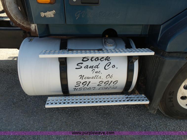 image for item K7118 2006 Volvo VNL semi truck