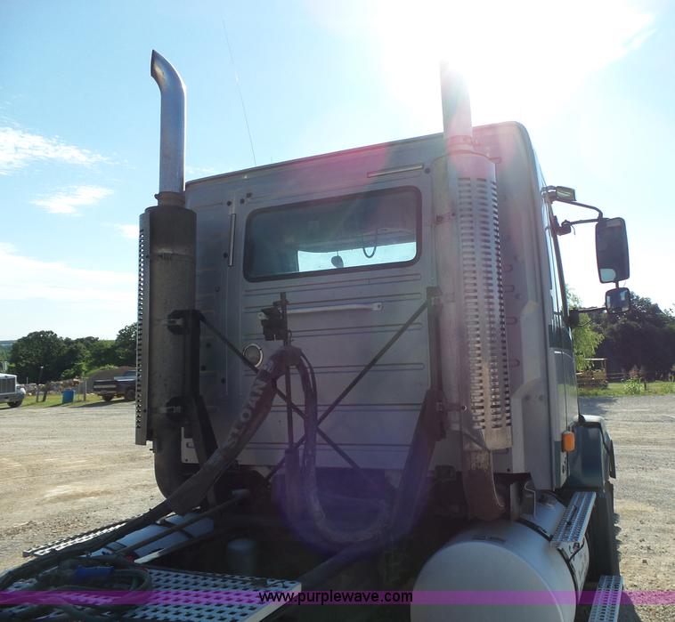 image for item K7118 2006 Volvo VNL semi truck