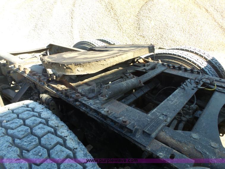 image for item K7118 2006 Volvo VNL semi truck