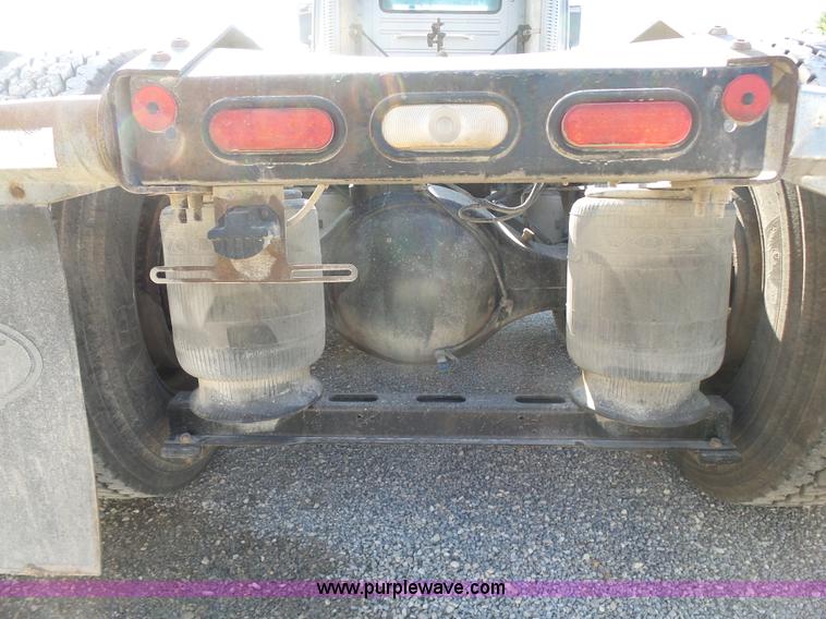 image for item K7118 2006 Volvo VNL semi truck