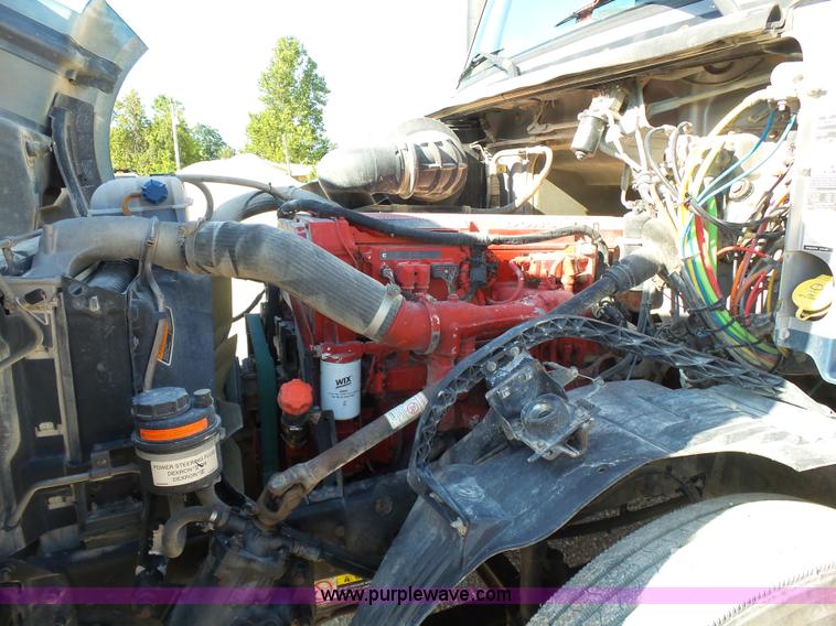 image for item K7118 2006 Volvo VNL semi truck