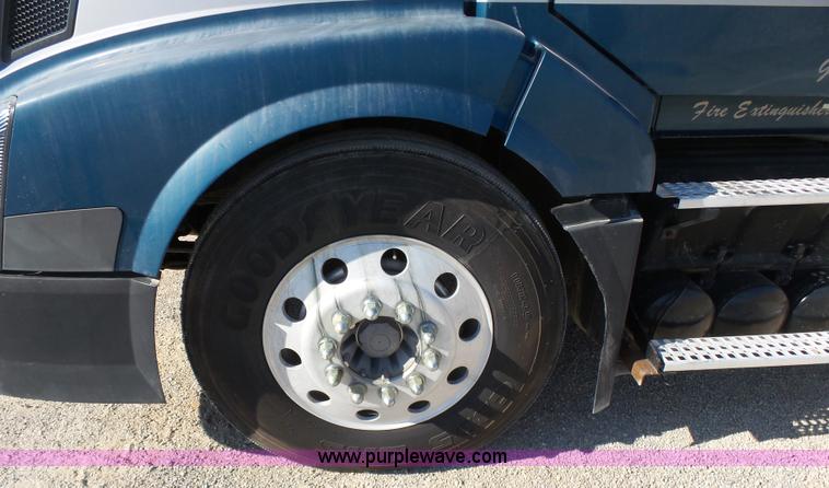 image for item K7118 2006 Volvo VNL semi truck