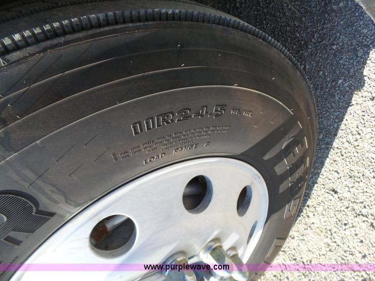 image for item K7118 2006 Volvo VNL semi truck