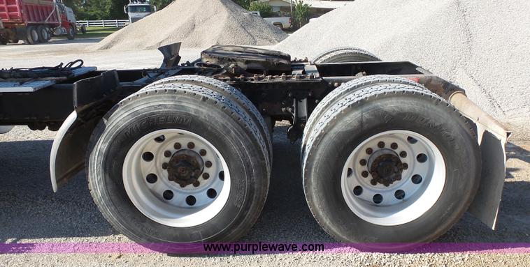 image for item K7118 2006 Volvo VNL semi truck