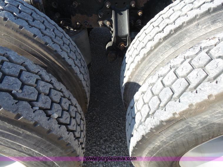 image for item K7118 2006 Volvo VNL semi truck