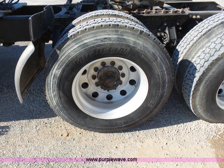 image for item K7118 2006 Volvo VNL semi truck