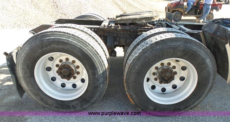 image for item K7118 2006 Volvo VNL semi truck