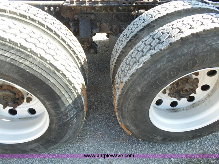 image for item K7118 2006 Volvo VNL semi truck