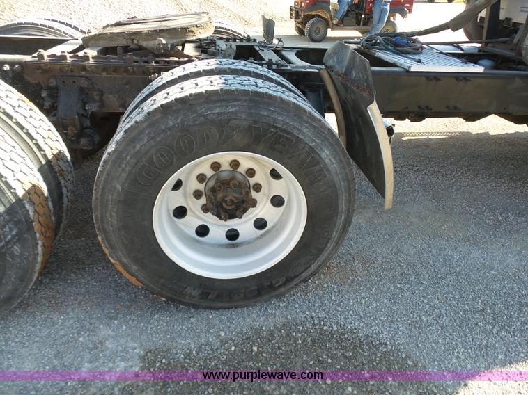 image for item K7118 2006 Volvo VNL semi truck