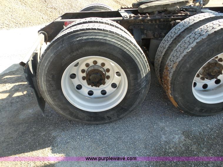 image for item K7118 2006 Volvo VNL semi truck