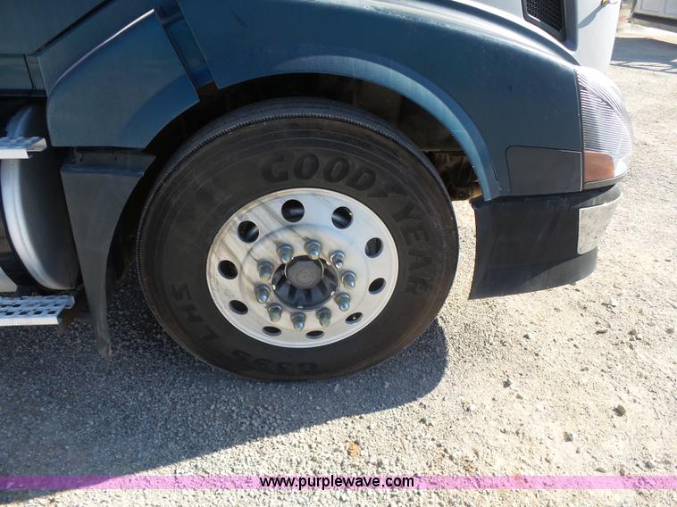 image for item K7118 2006 Volvo VNL semi truck
