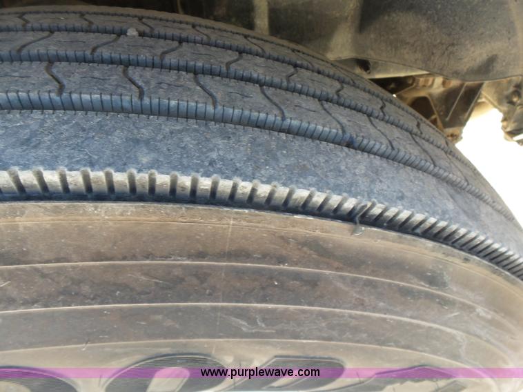 image for item K7118 2006 Volvo VNL semi truck