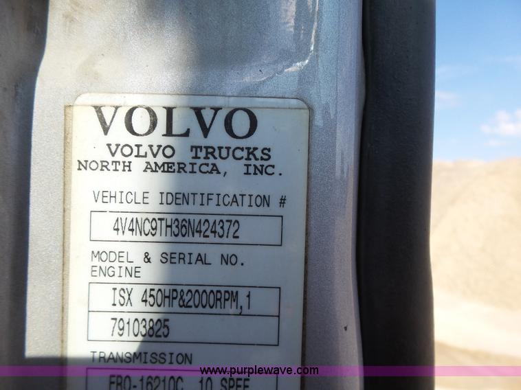 image for item K7118 2006 Volvo VNL semi truck