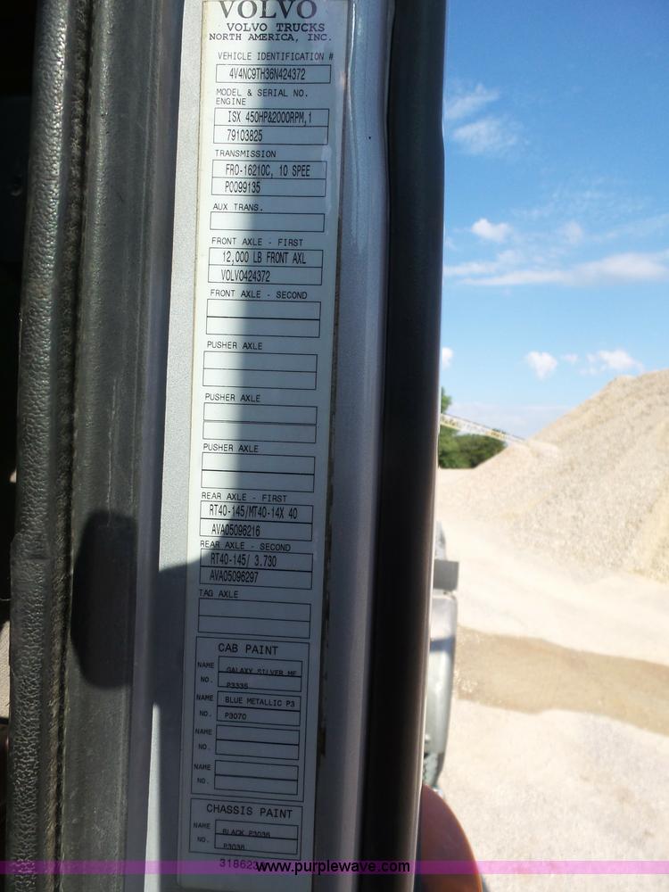 image for item K7118 2006 Volvo VNL semi truck