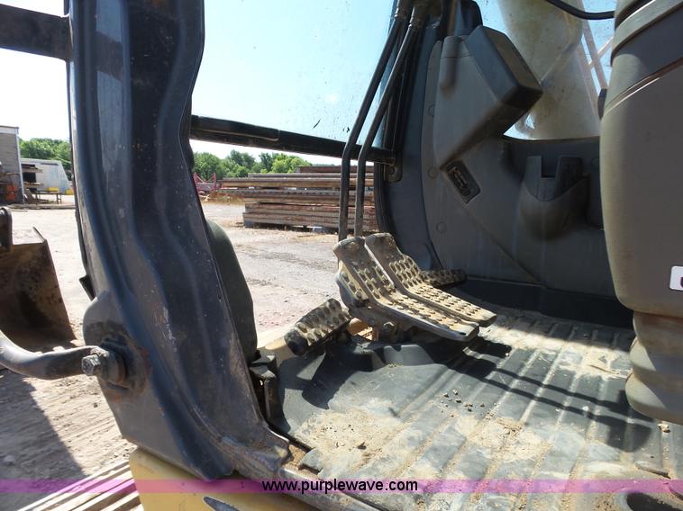 image for item K7140 2003 John Deere 230C LC excavator