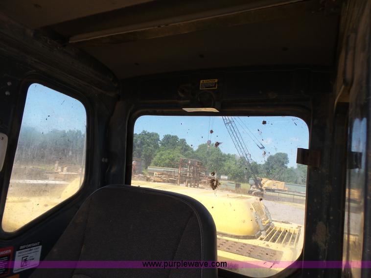 image for item K7140 2003 John Deere 230C LC excavator