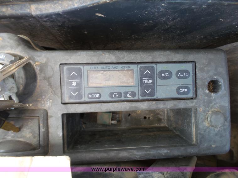 image for item K7140 2003 John Deere 230C LC excavator