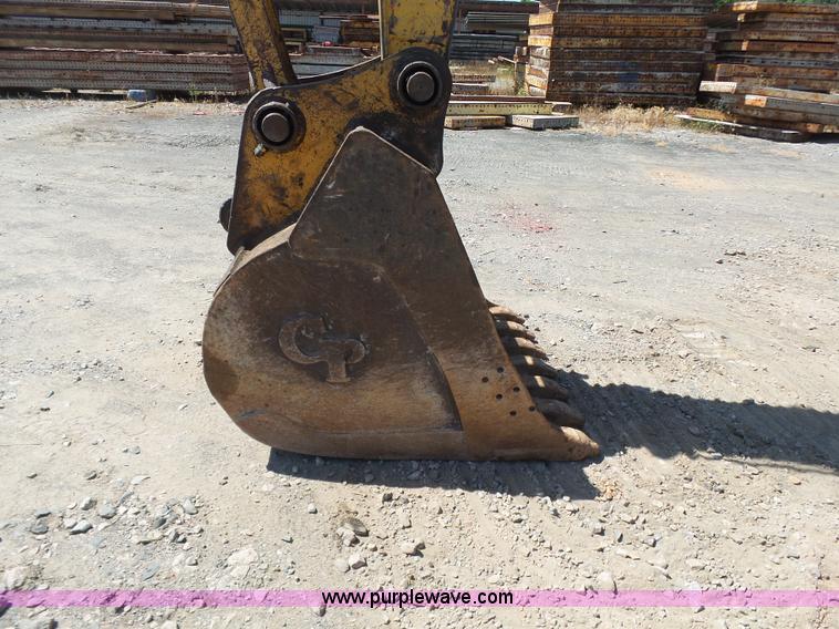 image for item K7140 2003 John Deere 230C LC excavator